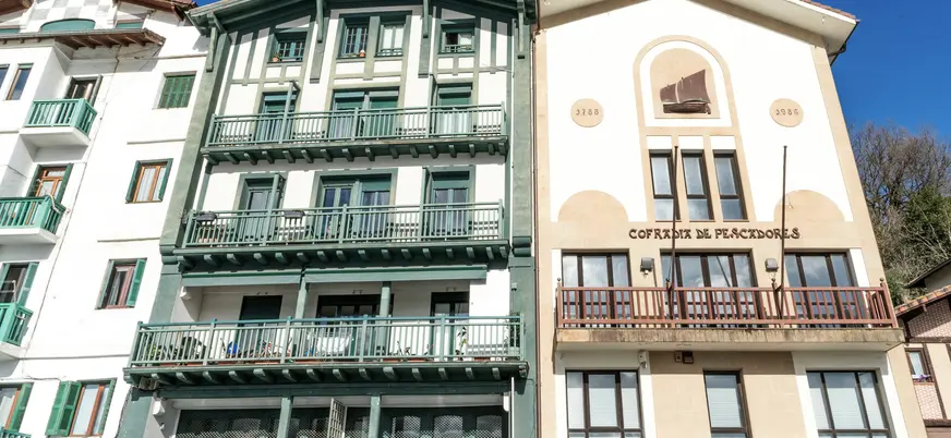 Cofradía de Pescadores y fachadas tradicionales en Hondarribia.