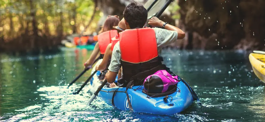 Grupo de jóvenes remando en el descenso del Sella en Ribadesella