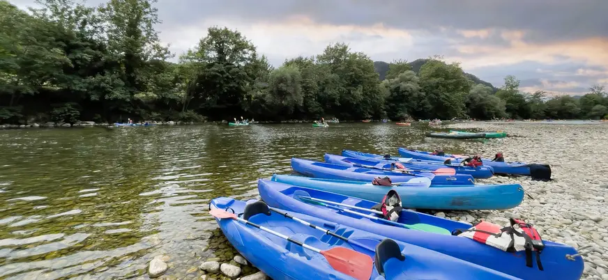 Grupo de canoas listas para el descenso del Sella