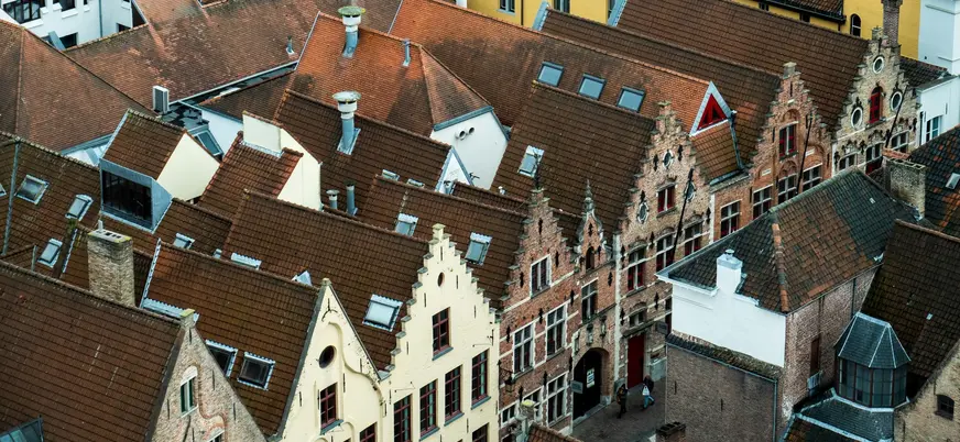 Vista aérea de los tejados y fachadas medievales del centro histórico de Brujas, Bélgica