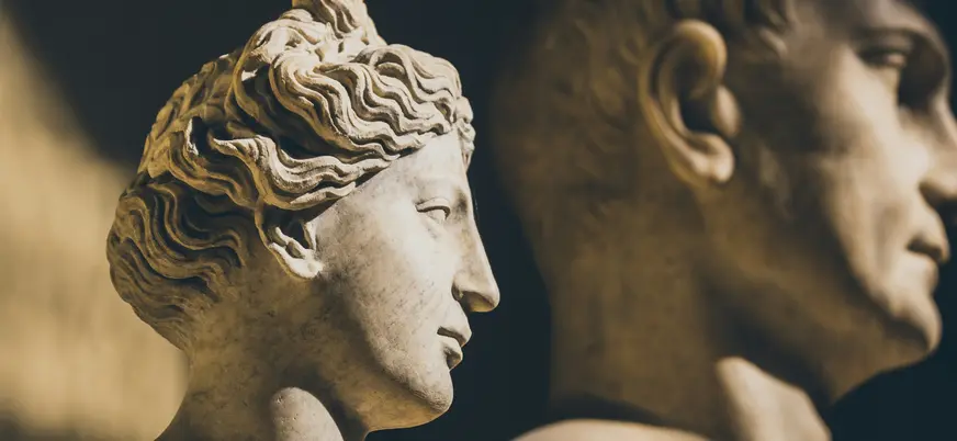 Esculturas clásicas en los Museos Vaticanos de Roma iluminadas a contraluz