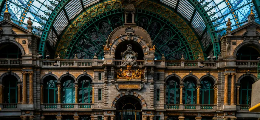 Fachada interior de la estación central de Amberes