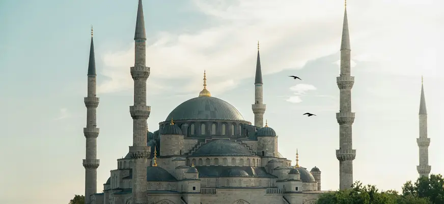 Mezquita Azul con minaretes en Estambul, Turquía