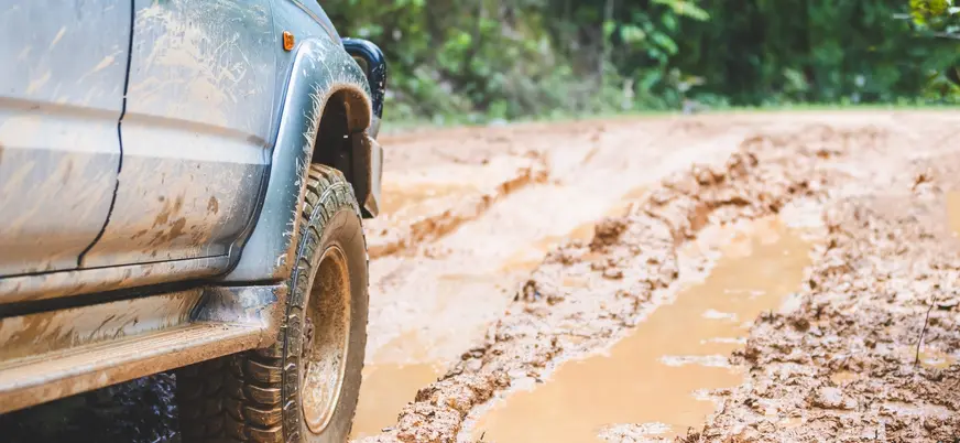 Vehículo 4x4 embarrado por Picos de Europa, León