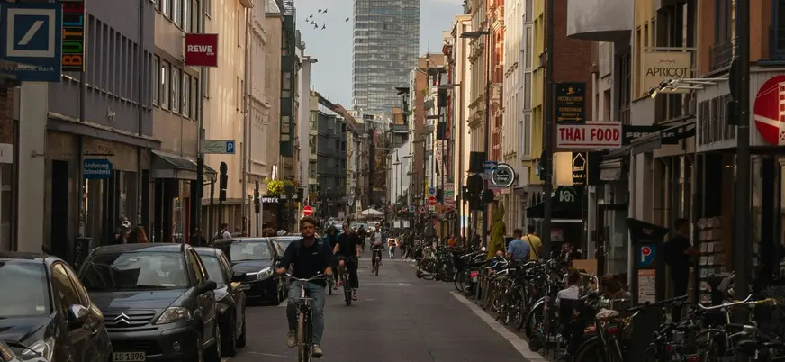 Ciclistas y peatones en una calle comercial del centro de Colonia, Alemania.