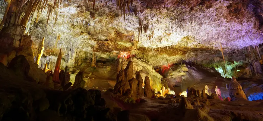 Grandes columnas y formaciones rocosas en las Cuevas dels Hams, Mallorca