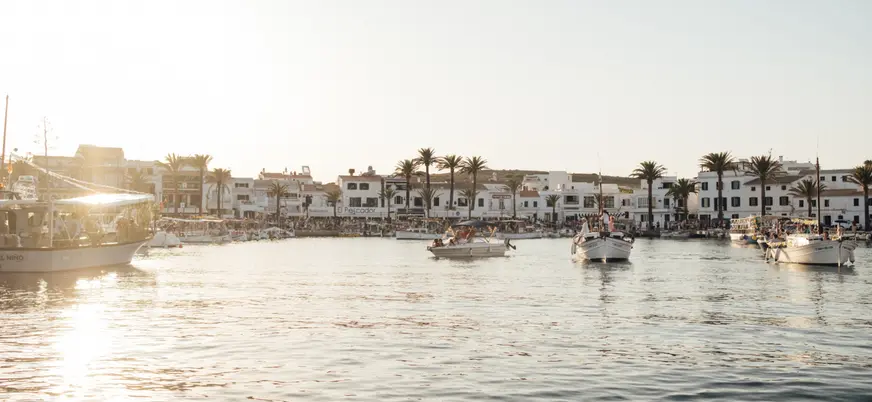 Barcos navegando por el puerto de Fornells, Menorca