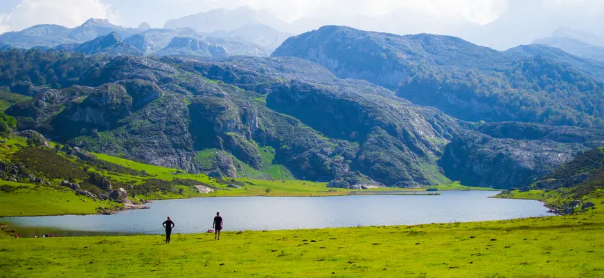 Pareja paseando junto al Lago Ercina en los Lagos de Covadonga, Asturias