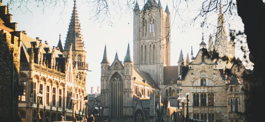 Vista del centro histórico de Gante con sus edificios góticos al atardecer