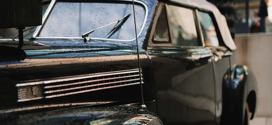 Coche clásico expuesto en el interior del Museo Dalí de Figueres