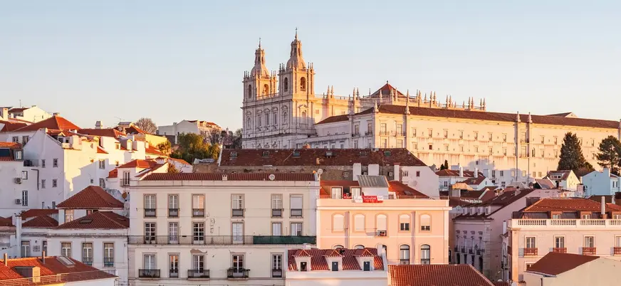 Vistas del barrio de Alfama con el Monasterio de São Vicente en Lisboa