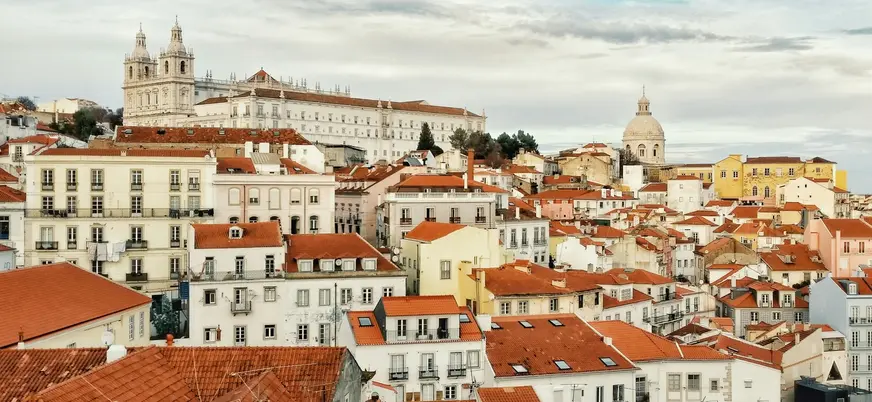 Vista del barrio de Alfama en Lisboa, con São Vicente de Fora y el Panteón al fondo.