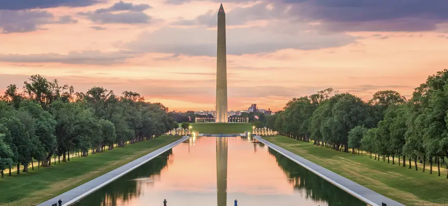 Monumento a Washington reflejado en el estanque al atardecer, Washington D.C.