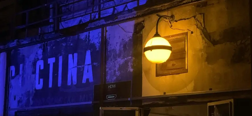 Fachada envejecida con luz amarilla en la noche en Praga, República Checa