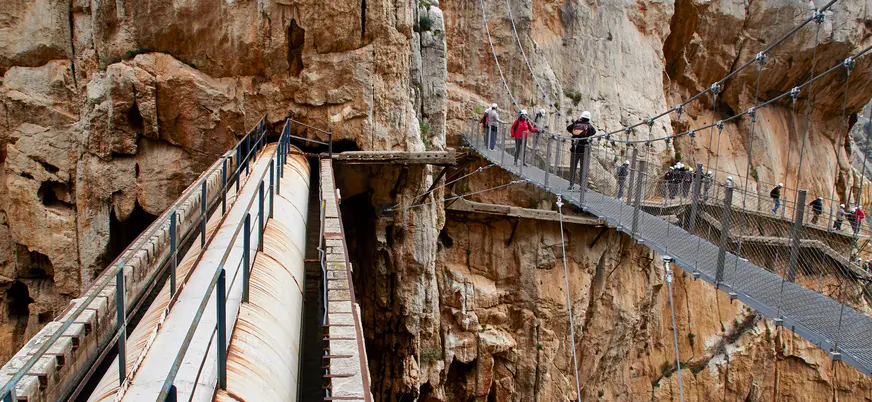 Pasarela y puente colgante junto a una antigua tubería en el Caminito del Rey