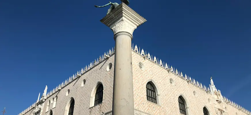 Columna del León de San Marcos junto al Palacio Ducal en Venecia