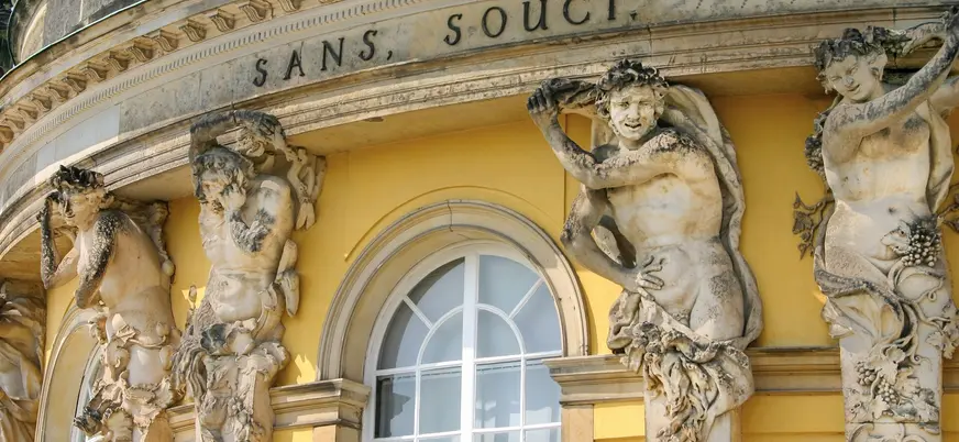 Detalle de esculturas y fachada amarilla del Palacio de Sanssouci en Potsdam