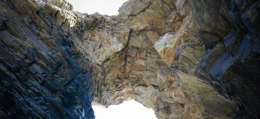 Gran arco de piedra natural en el interior de las cuevas de la Playa de las Catedrales, Ribadeo, Galicia.