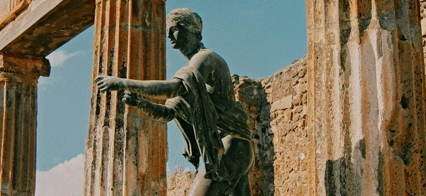 Estatua de figura humana de la antigua ciudad de Pompeya