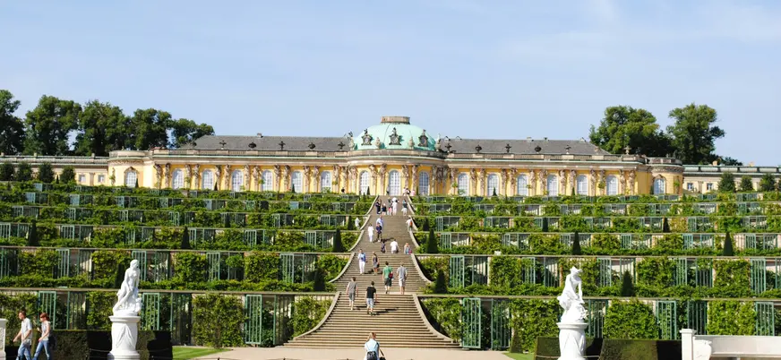 Gran terraza con viñedos y escaleras que suben al Palacio de Sanssouci, Potsdam. Estatuas en primer plano.