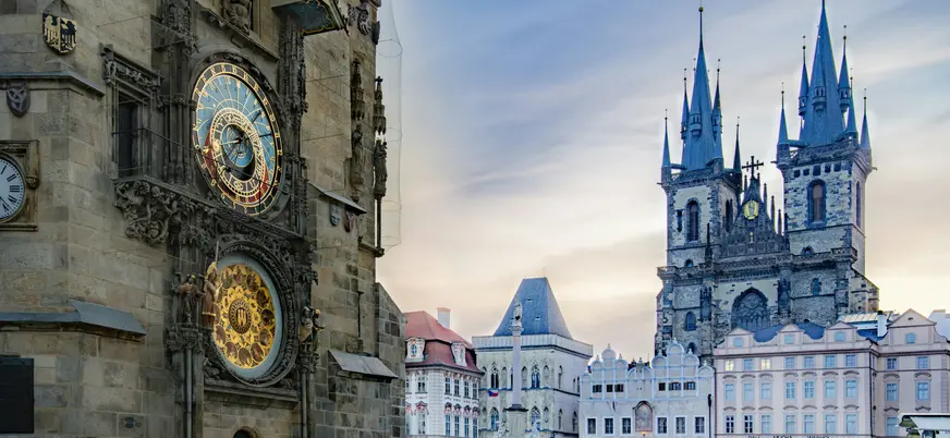 Reloj Astronómico y vistas de la plaza del casco viejo de Praga, República Checa