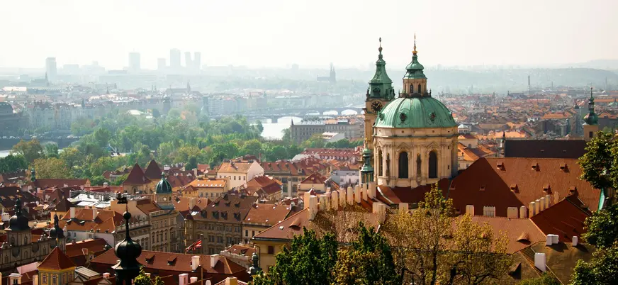 Cúpula verde de la Iglesia de San Nicolás y tejados de la Ciudad Pequeña, Praga.