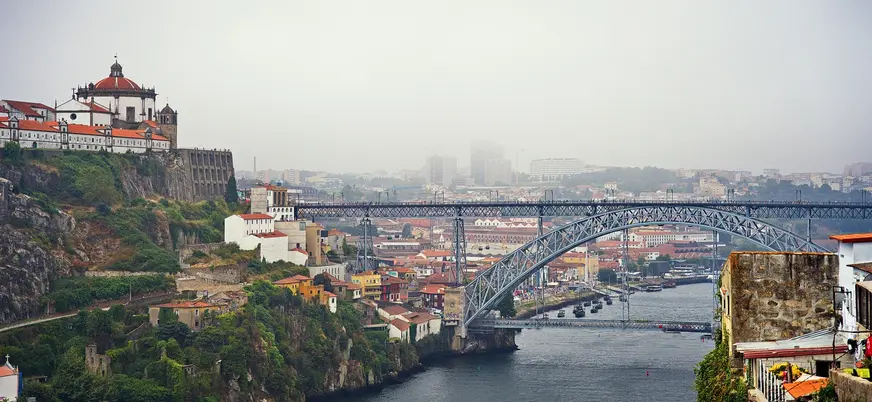 Vista del puente de Don Luis I y el río Duero en Oporto en un día nublado.