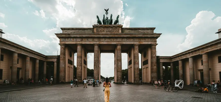Puerta de Brandeburgo en Berlín vista desde la plaza central