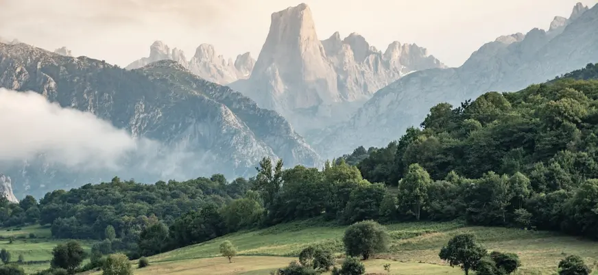 Panorámica del Naranjo de Bulnes (Picu Urriellu) y las montañas de Picos de Europa, Asturias.