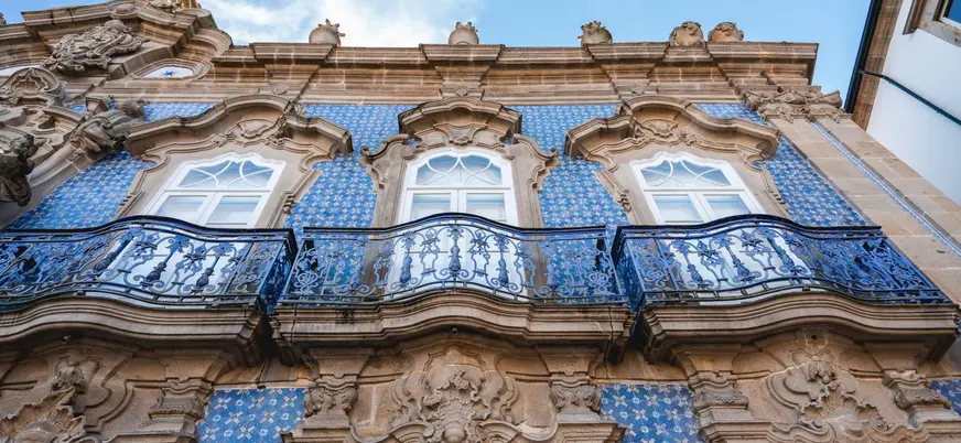Fachada barroca de Braga decorada con azulejos azules y balcones ornamentados.