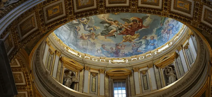 Cúpula decorada con frescos y detalles dorados en los Museos Vaticanos de Roma