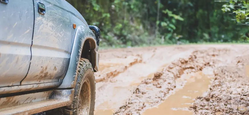 Vehículo 4x4 circulando por un camino en los Picos de Europa