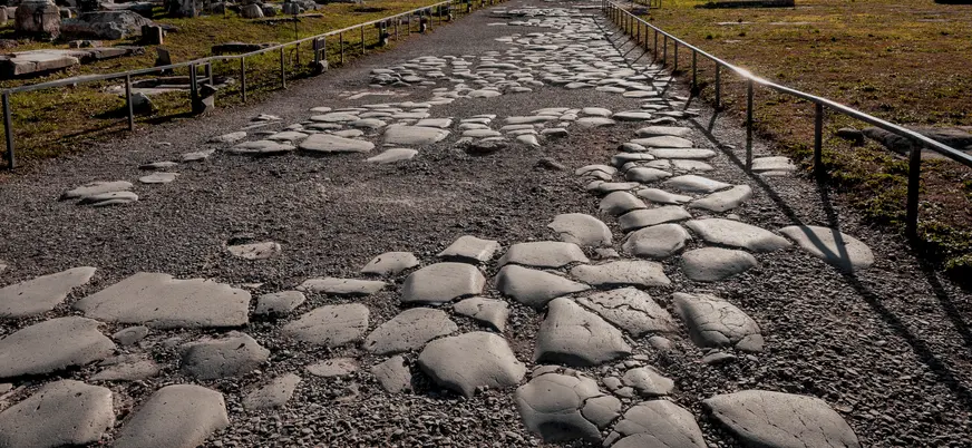 Antiguo tramo de la Via Sacra en Roma con su empedrado histórico irregular