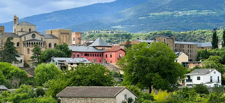  Vista de la iglesia de San Pedro de Siresa (Sancti Petri de Siresa) con la sierra de la Peña Forca.
