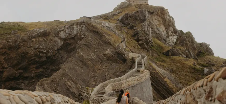 Subiendo las escaleras de San Juan de Gaztelugatxe hacia la ermita.