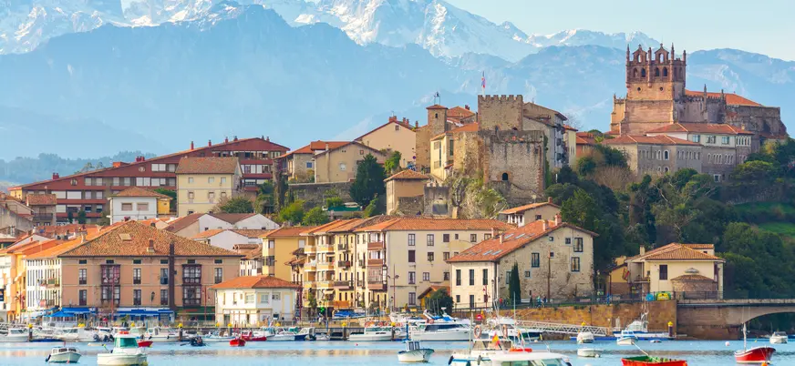 San Vicente de la Barquera con los Picos de Europa, Cantabria