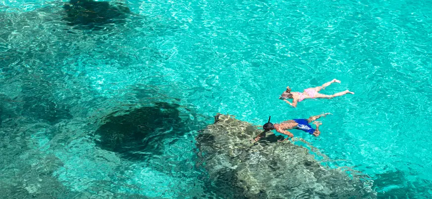 Personas realizando snorkel en una cala de Mallorca
