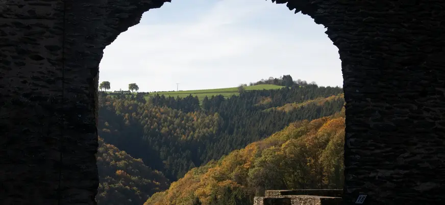 Colinas y bosques de Luxemburgo a través de un arco de piedra antiguo