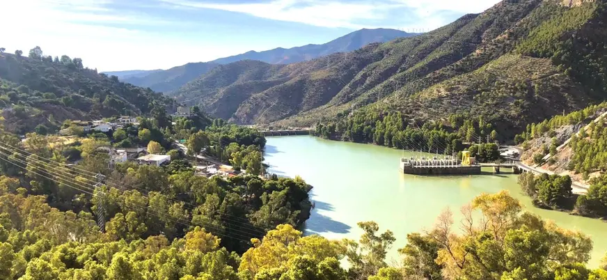 Vista panorámica del embalse de El Chorro desde la vía ferrata Caminito del Rey
