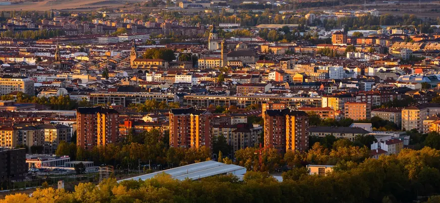 Vista panorámica de Vitoria-Gasteiz al atardecer desde las afueras