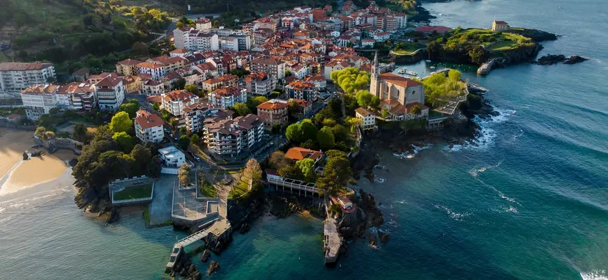 Vista aérea costera del pueblo de Mundaka y la iglesia de Santa María en Vizcaya