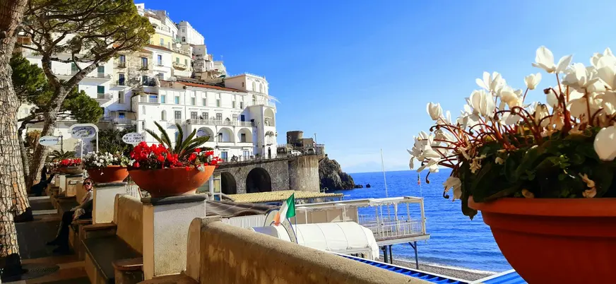 Vistas del pueblo de Amalfi y el mar Tirreno