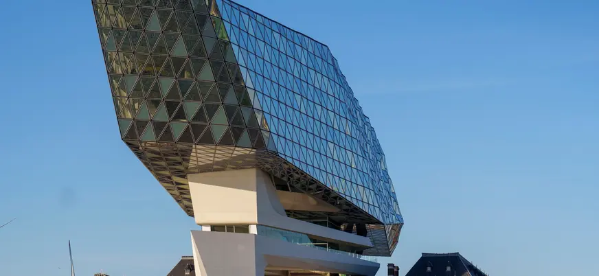 Edificio moderno del Puerto de Amberes en Bélgica con su icónica estructura de vidrio