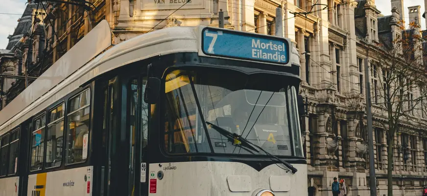 Tranvía de Amberes circulando frente a edificios históricos del centro de la ciudad