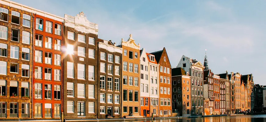 Fila de casas tradicionales junto a un canal en Ámsterdam