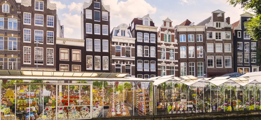 Mercado de las flores en Ámsterdam junto a los canales y casas tradicionales holandesas