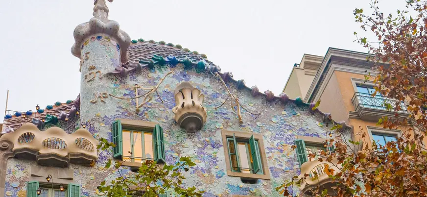 Fachada colorida de la Casa Batlló, obra modernista de Antoni Gaudí en Barcelona