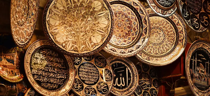 Platos con caligrafía en el Gran Bazar de Estambul, Turquía