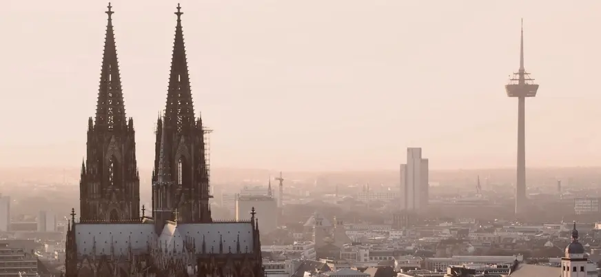Panorámica de la Catedral de Colonia y la torre Colonius bajo la bruma matinal.