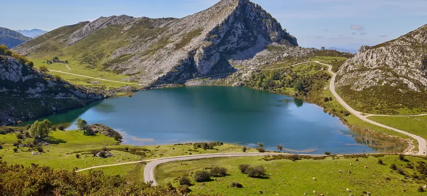 Paisaje de montaña en el entorno de los Lagos de Covadonga, Asturias